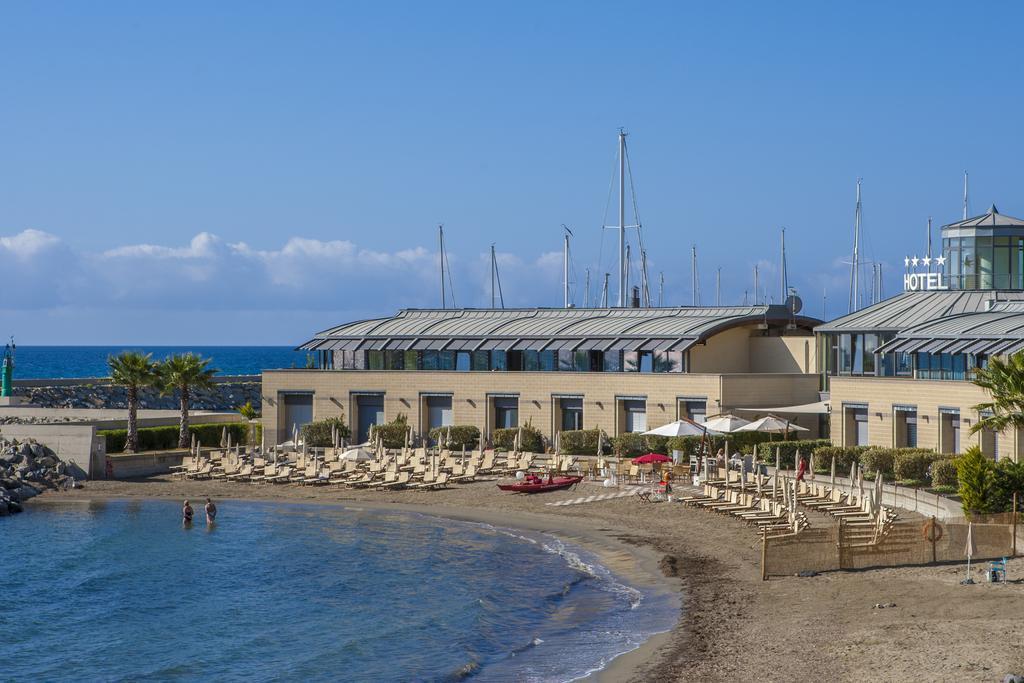 Hotel Riviera Dei Fiori San Lorenzo al Mare Exteriör bild